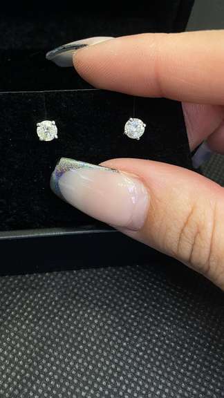 14KT WHITE GOLD ROUND BRILLIANT CUT DIAMOND STUD EARRINGS