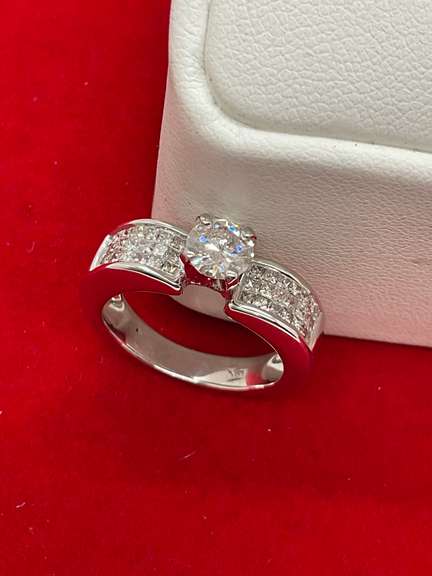 CERTIFIED 18K WHITE GOLD AND DIAMOND ENGAGEMENT RING