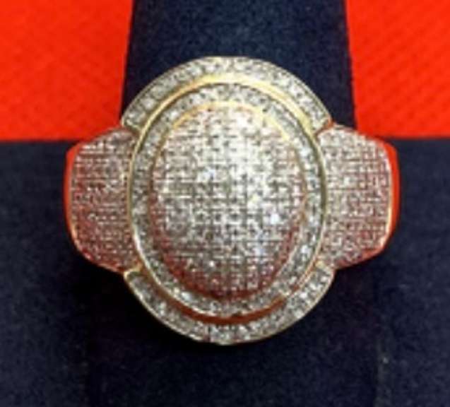 MENS 10K YELLOW GOLD RING WITH 0.91 CARAT OF DIAMOND