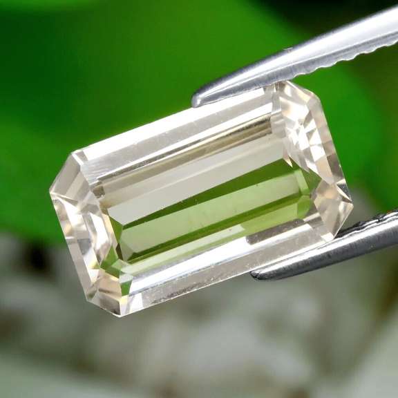 Simply gorgeous 2.23ct UNHEATED peach pink Morganite