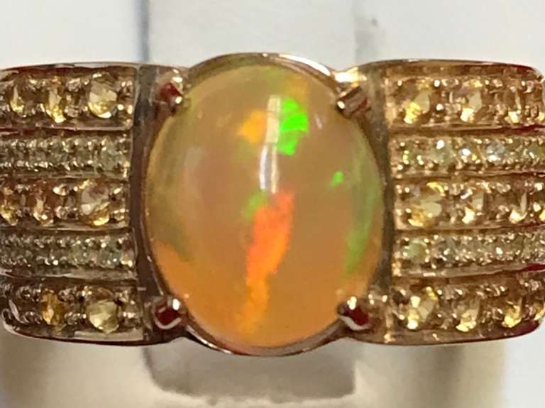 LADIES 10K YELLOW GOLD AND OPAL RING.
