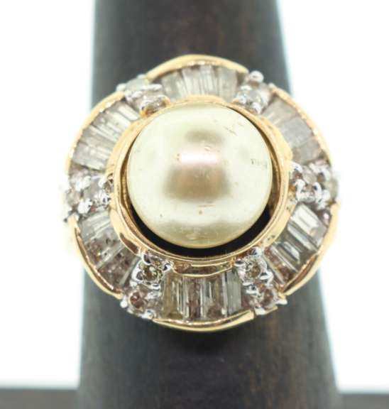 LADIES 14K GOLD AND DIAMOND PEARL RING.