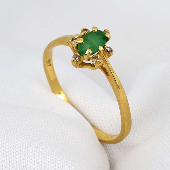 Cute Little Emerald & Dia. Ring