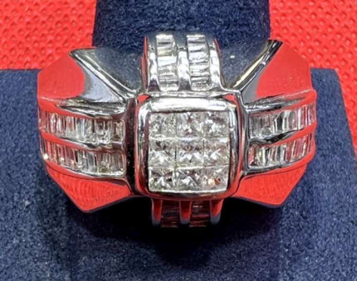 MENS 14K WHITE GOLD AND 2.50 CARATS OF PRINCESS CUT AND BAGUETTE CUT DIAMONDS