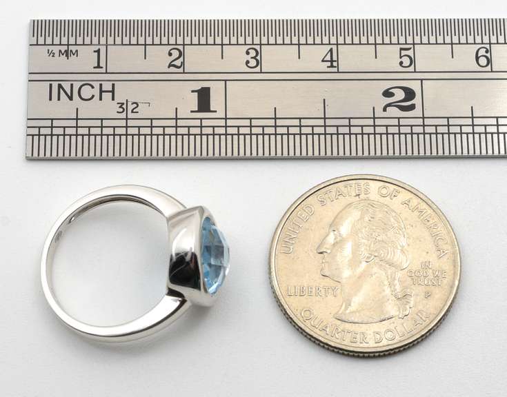 Chic Blue Topaz Ring in 14K WG