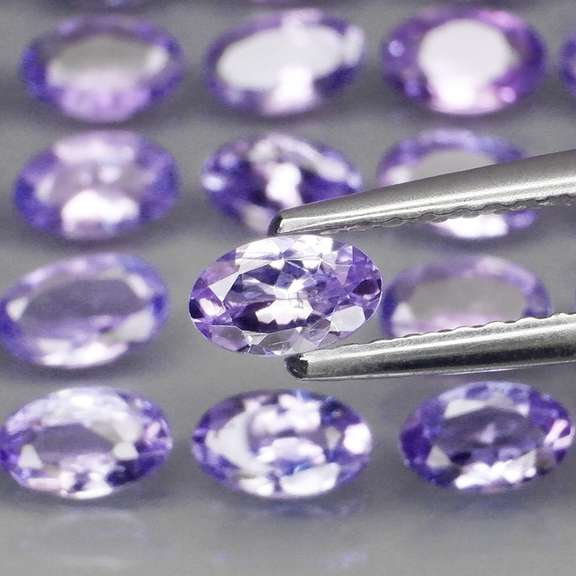 Glittering 5.19ct bright blue violet Tanzanite set