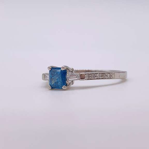 Beautiful 14kt Solid White Gold Diamond Ring