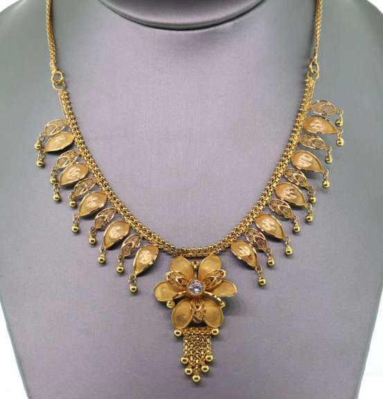 LADIES 22K YELLOW GOLD FLORAL NECKLACE