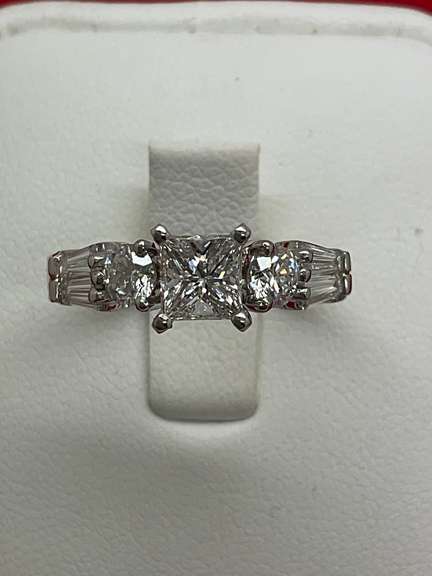 CERTIFIED LADIES 18K WHITE GOLD AND DIAMOND RING