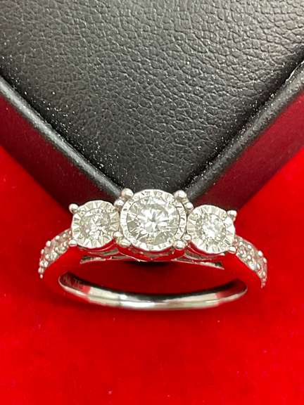 LADIES 14K WHITE GOLD AND DIAMOND RING