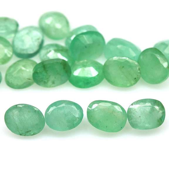 Bright emerald green 6.56ct 20pc emerald set