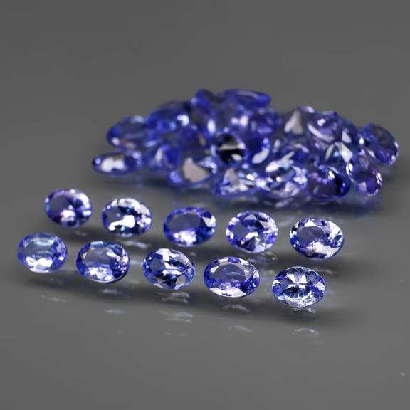 Glittering 5.30ct bright blue violet Tanzanite set
