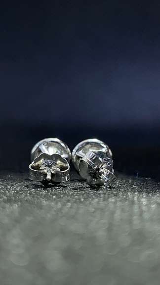 ROUND DIAMOND STUDS IN 18K WHITE GOLD