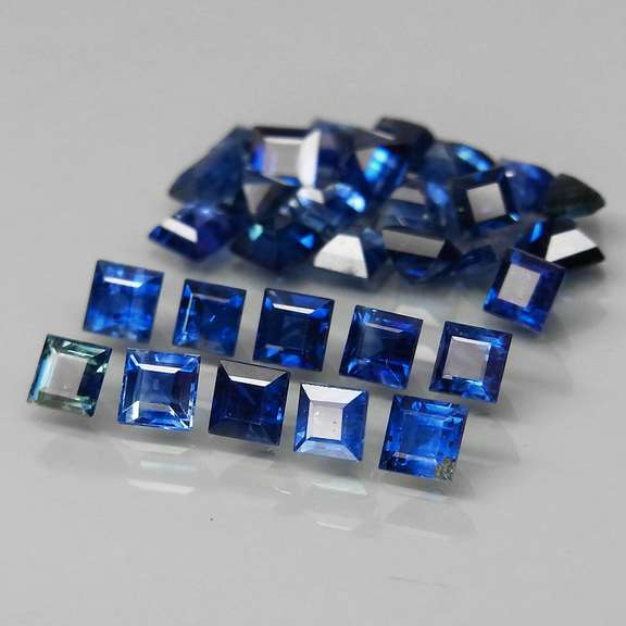 Natural 4.05ct blue Sapphire set with multiple hues