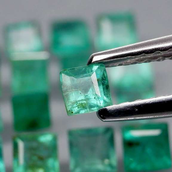 Vivid! Top green 3.07ct Colombian Emerald set