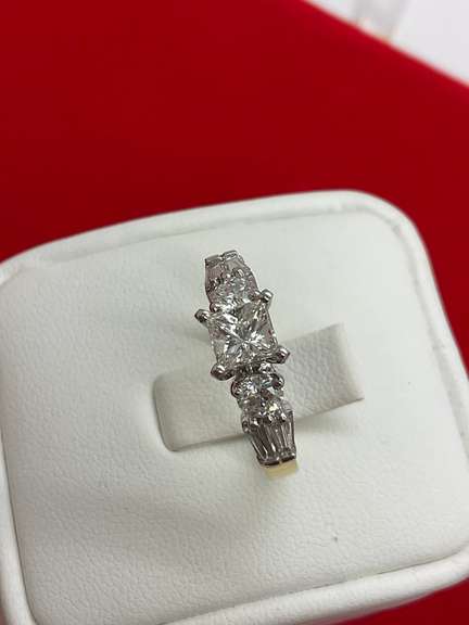 CERTIFIED LADIES 18K WHITE GOLD AND DIAMOND RING