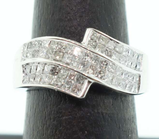 14K WHITE GOLD 1.50 CARAT DIAMOND RING.