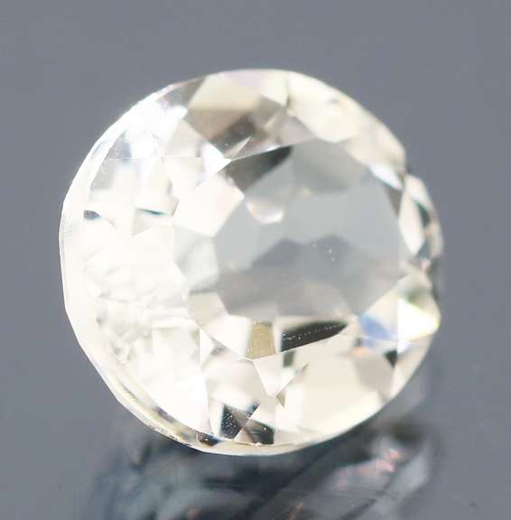 Great 5.56ct diamond white Topaz