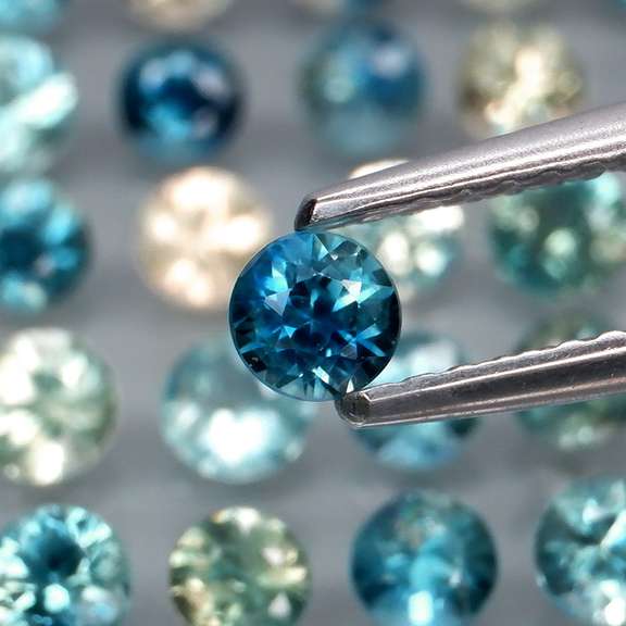 Heated only! 4.03ct diamond cut Australian Sapphire set