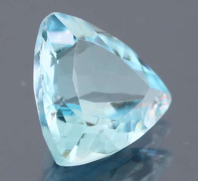Glittering 4.49ct trillion cut sky blue Topaz