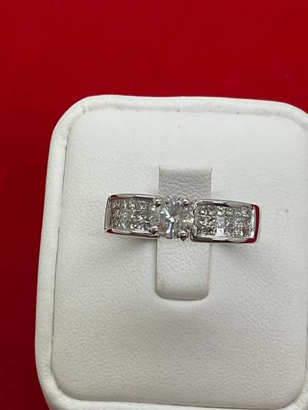 CERTIFIED 18K WHITE GOLD AND DIAMOND ENGAGEMENT RING