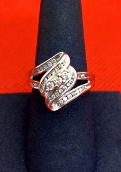 LADIES 14K WHITE GOLD RING WITH DIAMONDS
