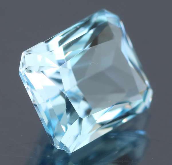 Ravishing 5.63ct 11x9mm emerald cut Topaz