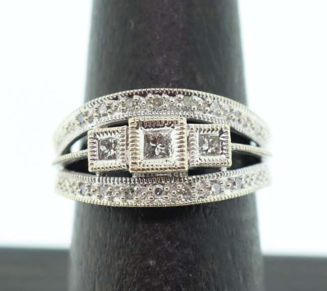 LADIES WHITE GOLD AND DIAMOND RING