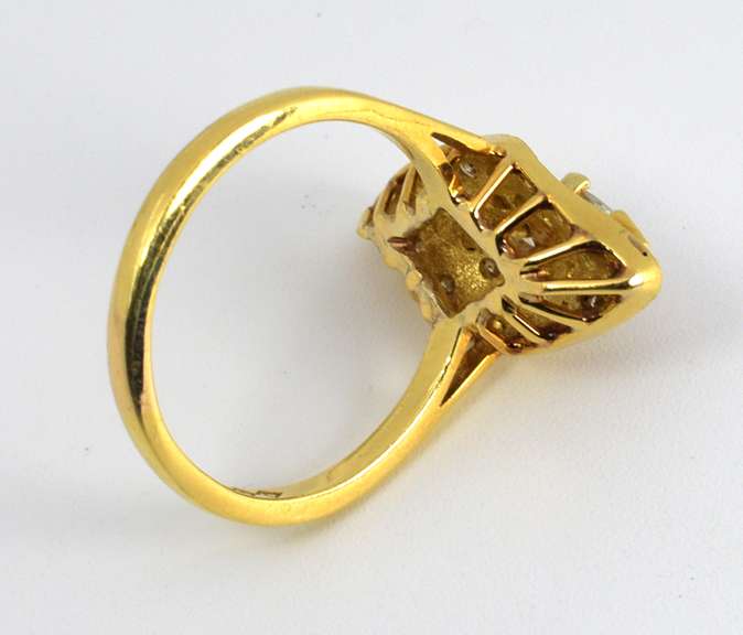 Flashy 18k Marquise Diamond Ring