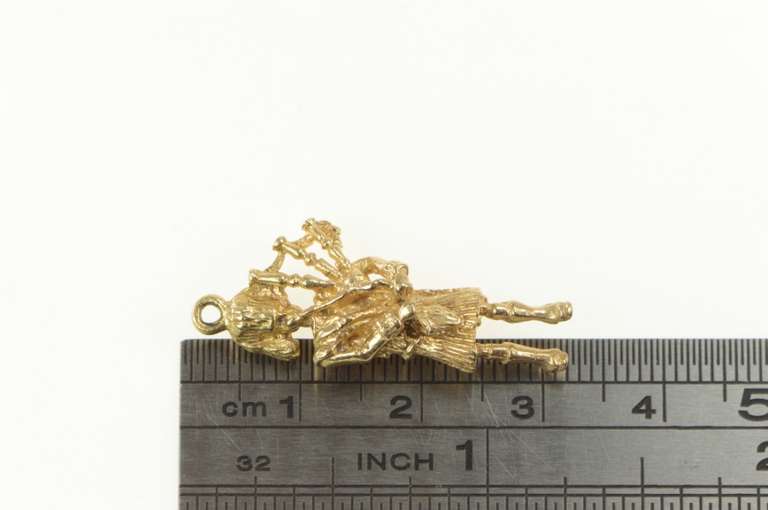 9K Yellow Gold 3D Scottish Traditional Bag Piper Kilt Charm/Pendant