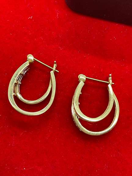 LADIES 10K YELLOW GOLD AND DIAMOND LOOP EARRING