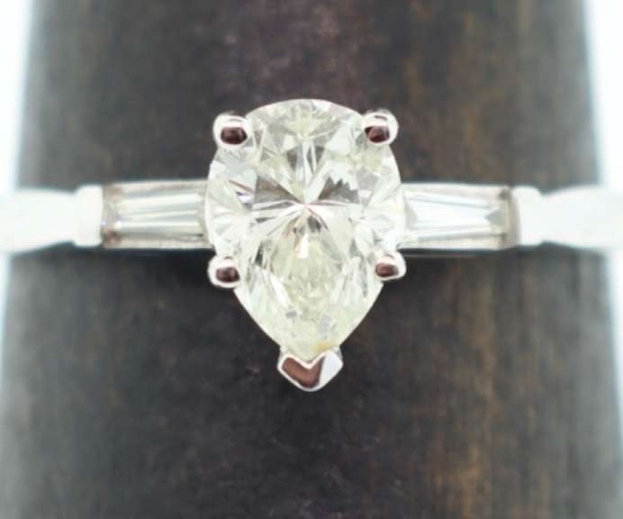 Gorgeous 14kt Solid White Gold & Pear Shaped Diamond Ring