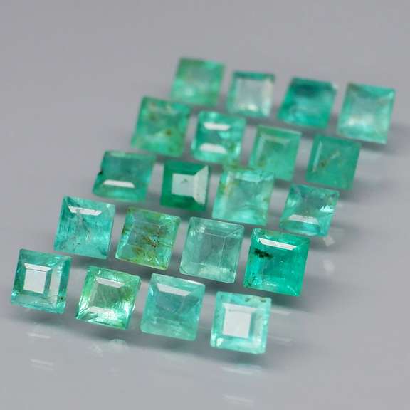 Vivid! Top green 2.95ct Colombian Emerald set