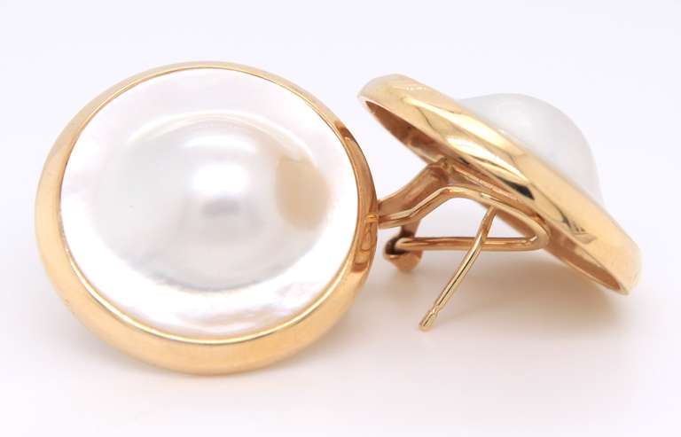 Fantastic Yellow Gold Made Pearl Pendant and Earrings Set