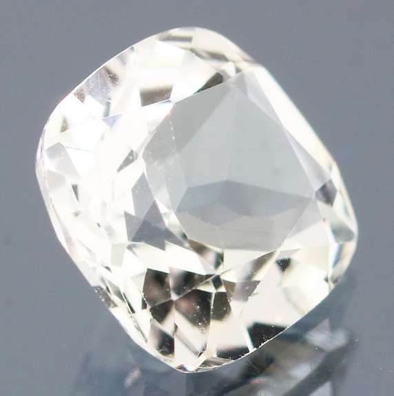 Stunning 5.97ct diamond white Topaz