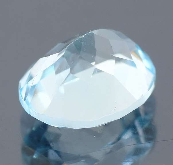 Classic Oval 4.86ct icey blue Topaz