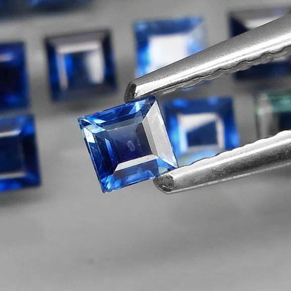 Natural 4.05ct blue Sapphire set with multiple hues