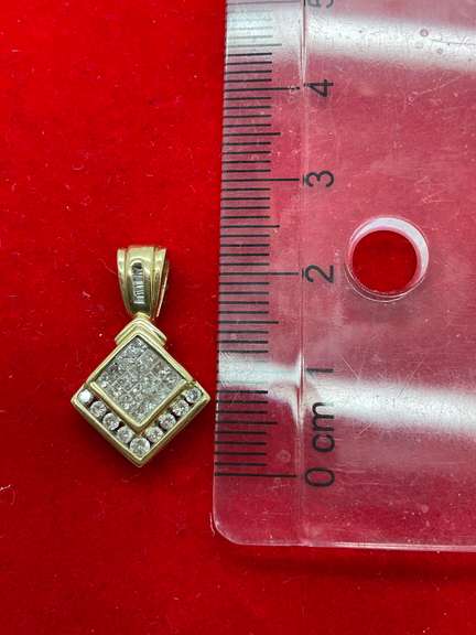 14K YELLOW GOLD PENDANT WITH 0.75 CARAT OF DIAMONDS