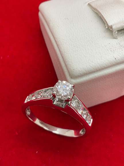 CERTIFIED BRAND NEW 14K WHITE GOLD AND DIAMOND ENGAGEMENT RING