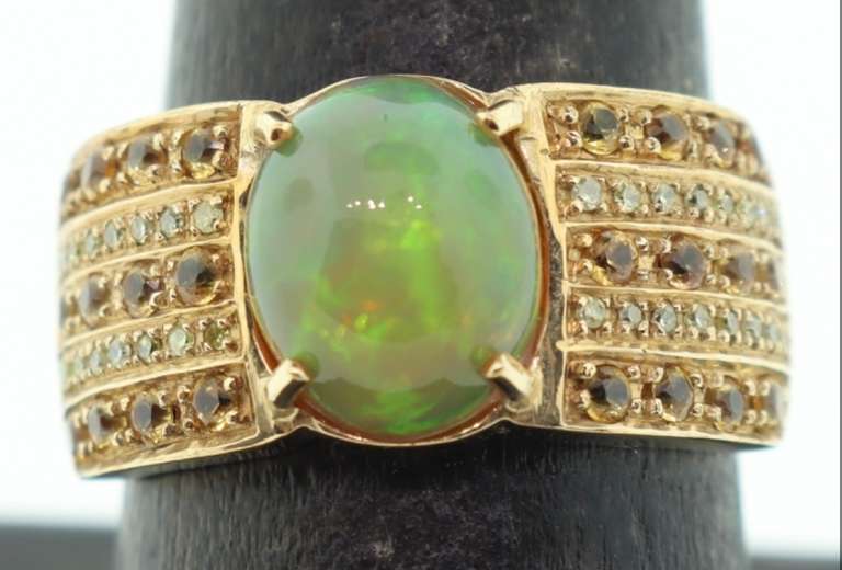 LADIES 10K YELLOW GOLD AND OPAL RING.