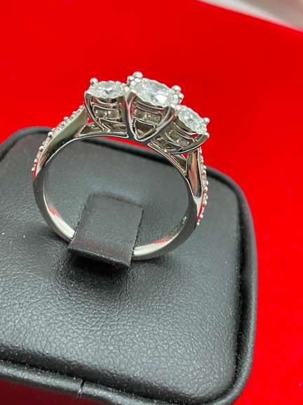 LADIES 14K WHITE GOLD AND DIAMOND RING