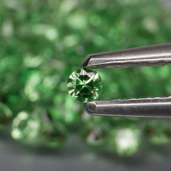 Chrome green! 2.62ct untreated Tsavorite set