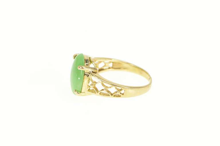 14K Yellow Gold Oval Jadeite Cabochon Scalloped Filigree Ring