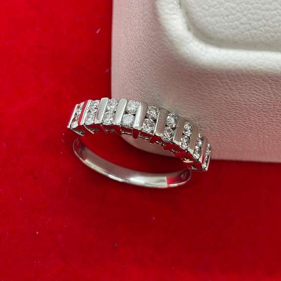 18K WHITE GOLD AND DIAMOND BAND / RING