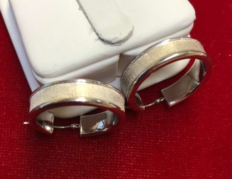 LADIES 18K WHITE GOLD LOOP EARRINGS