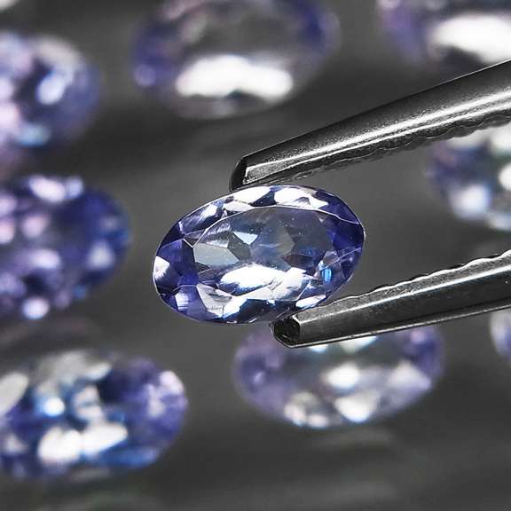 Glittering 5.28ct bright blue violet Tanzanite set