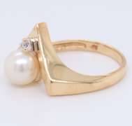 Beautiful Yellow Gold 7mm Pearl and Diamond V Shape Ring