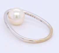 Elegant White Gold Diamond and Pearl Ring