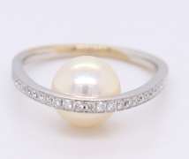 Elegant White Gold Diamond and Pearl Ring
