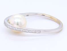 Elegant White Gold Diamond and Pearl Ring